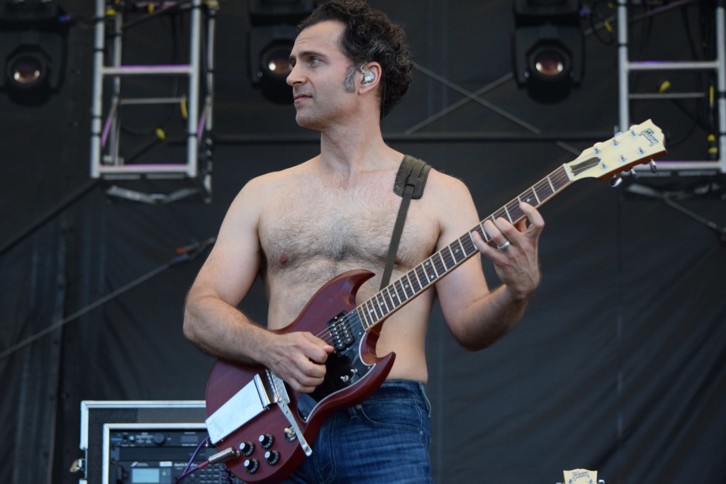 dweezil_zappa_unhappy_with_the_sound_at_the_vibes